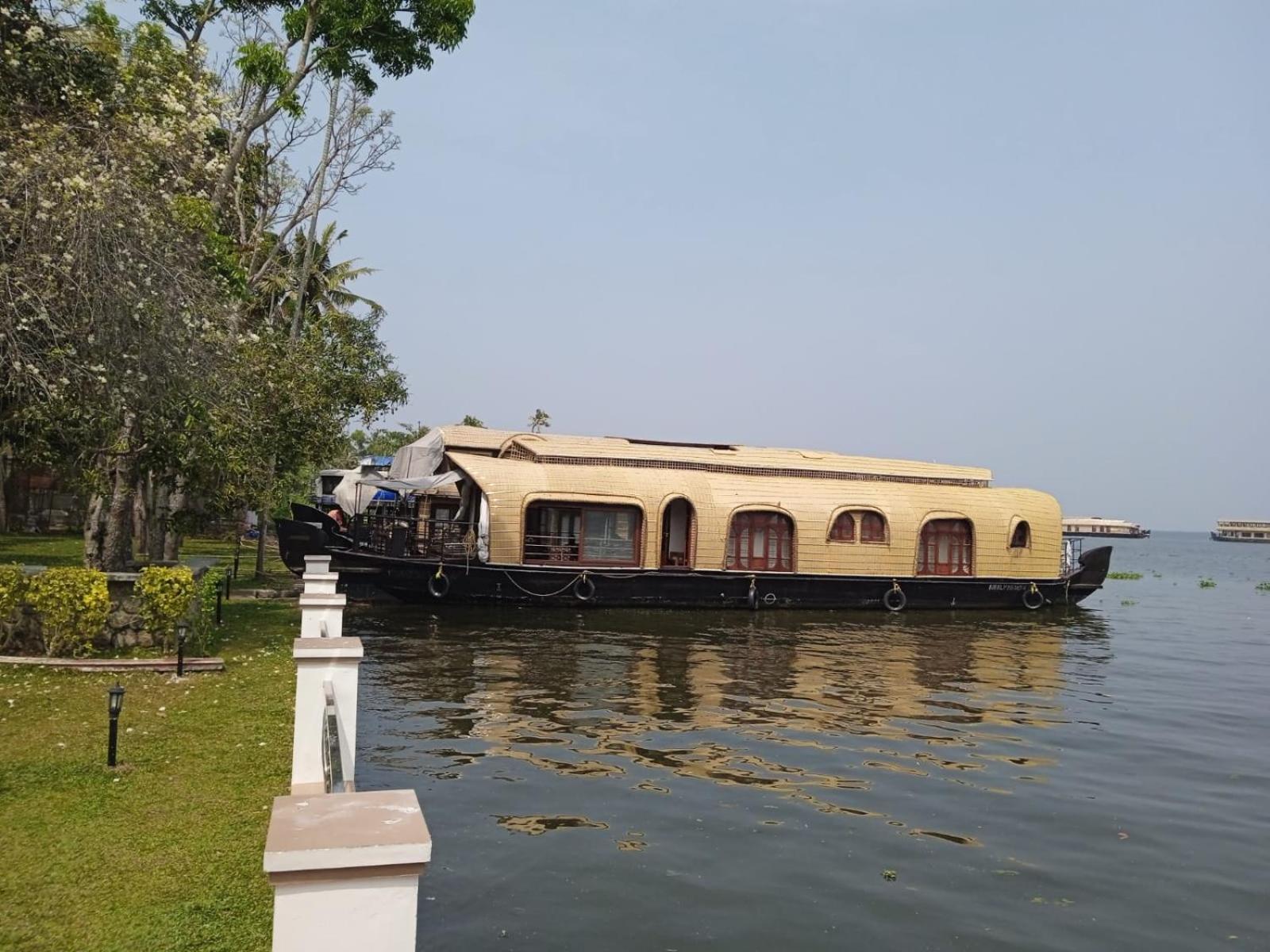 Aqua Castle Houseboat - By Aqua Jumbo Houseboats Hotel Alappuzha ภายนอก รูปภาพ
